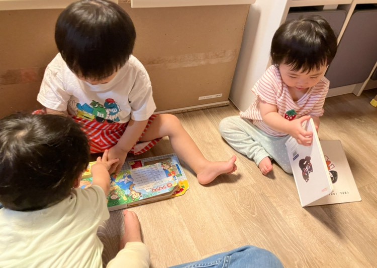 お気に入りの絵本を選ぶ南堀江園の園児たち