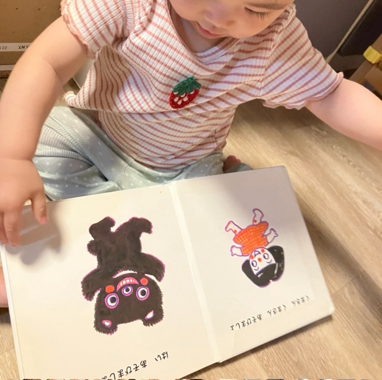 クマの絵本がお気に入りの1歳児