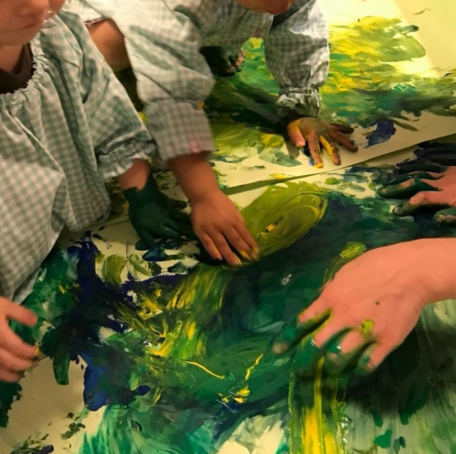 南堀江園で絵具遊びをする園児たち