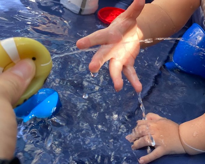 水鉄砲で遊ぶ1歳児