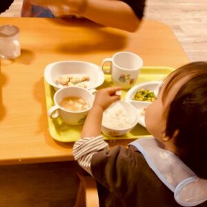 PEEK A BOO保育園 南堀江園で給食を食べる1歳児。