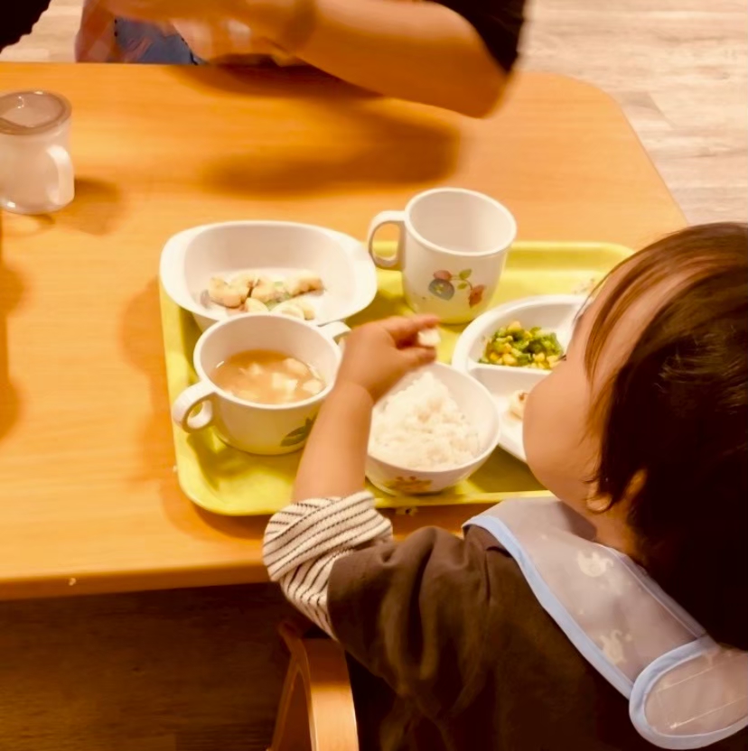 PEEK A BOO保育園 南堀江園で給食を食べる1歳児。
