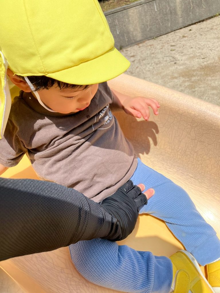 滑り台で遊ぶ1歳児